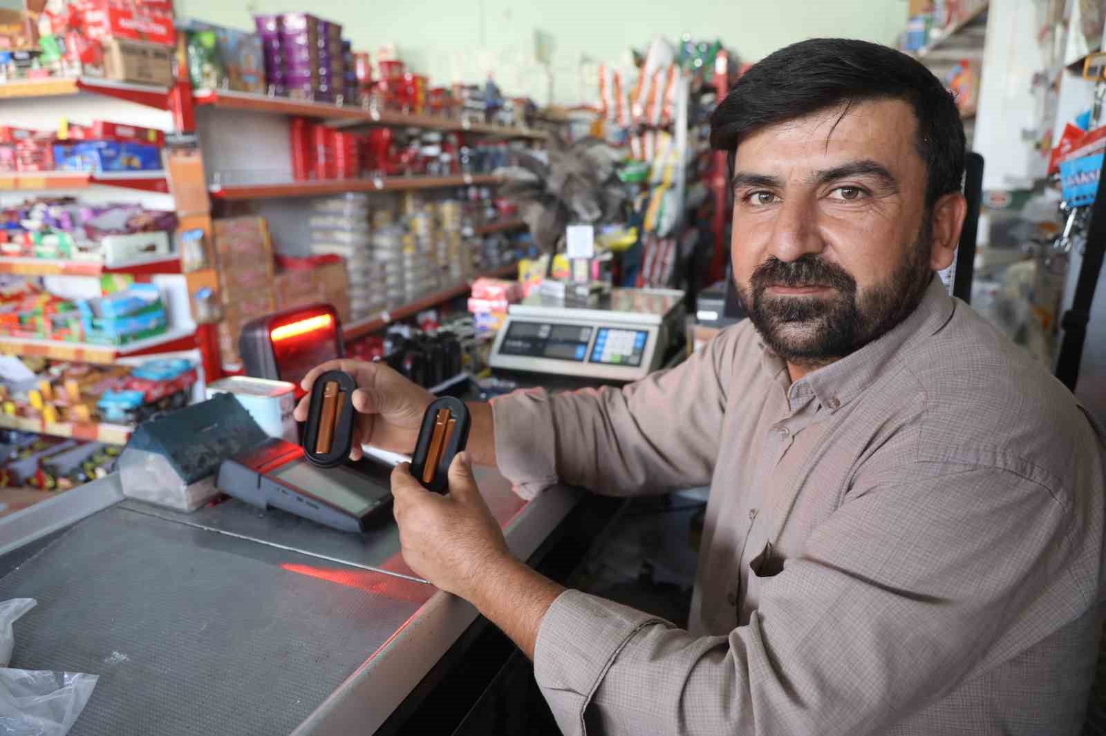 Market &ccedil;alışanını oyaladı, kaşla g&ouml;z arasında 800 liralık &ccedil;akmağı &ccedil;aldı: O anlar kamerada
