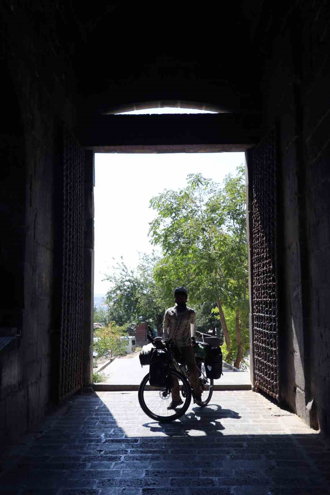 Doğum g&uuml;n&uuml;nde pedal &ccedil;evirmeye başladı: Hedef 12 bin kilometre uzaklıktaki Japonya
