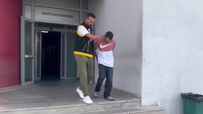 Şehir hastanesinin otoparkından iki motosiklet &ccedil;aldı: O anlar kameraya yansıdı
