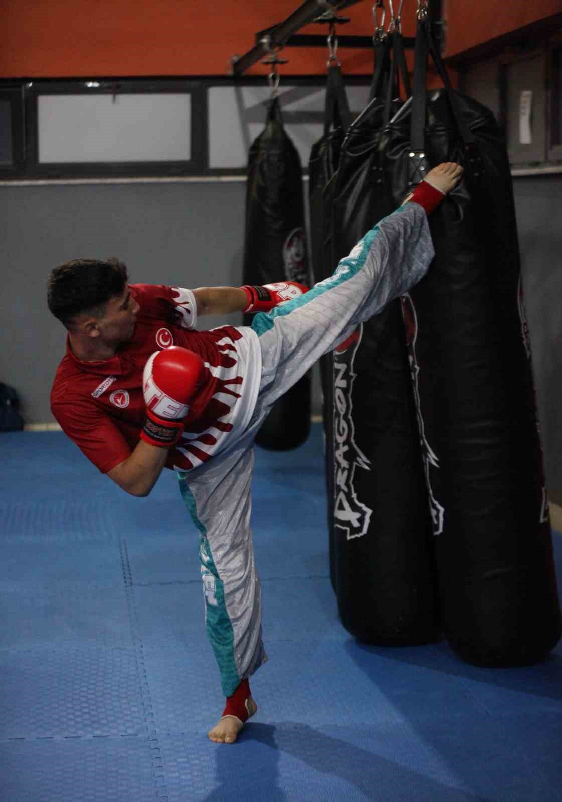 Konyalı şampiyon kick boks&ccedil;uların hedefi d&uuml;nya şampiyonluğu
