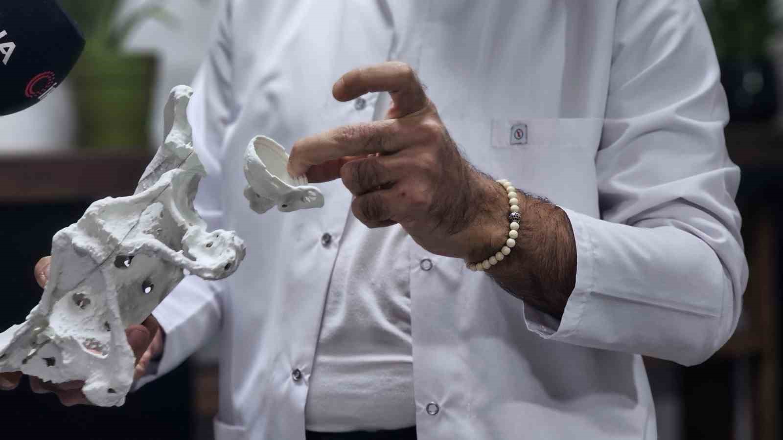 60 yaşındaki kadın 3D yazıcıyla üretilen kalça proteziyle sağlığına kavuştu