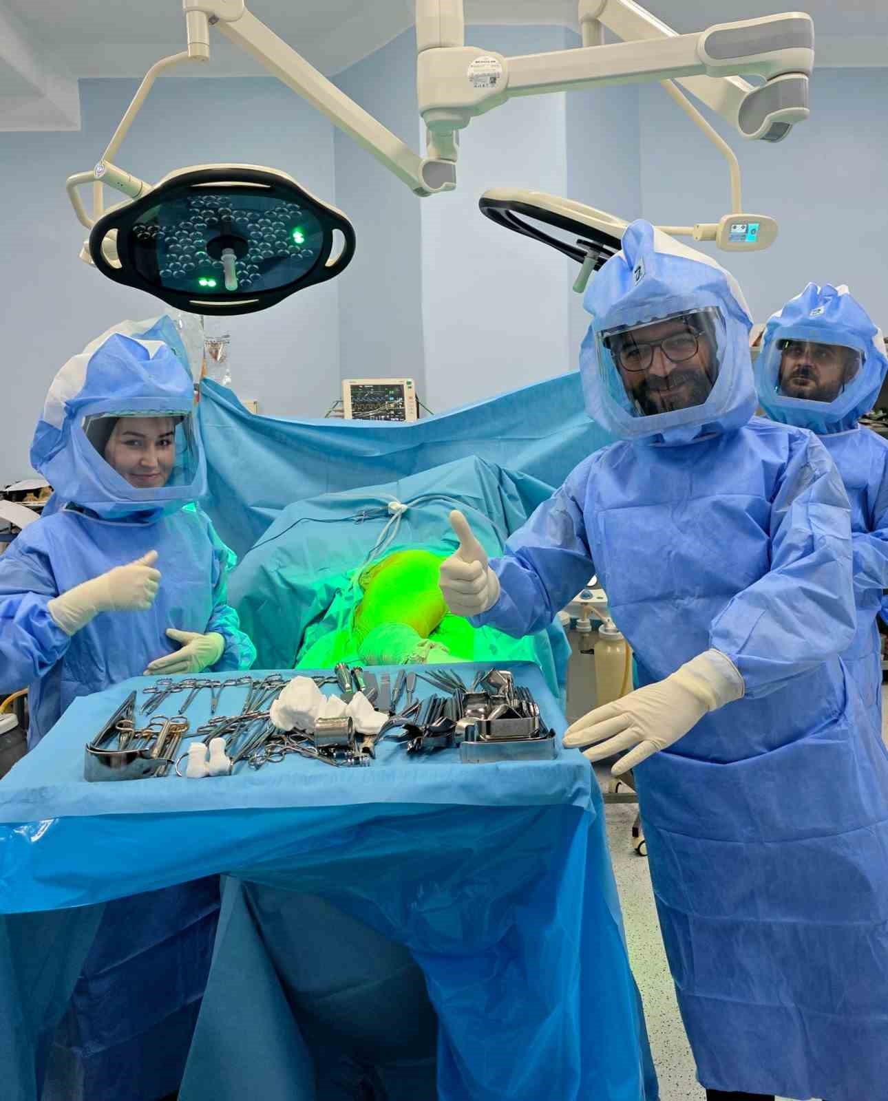 60 yaşındaki kadın 3D yazıcıyla &uuml;retilen kal&ccedil;a proteziyle sağlığına kavuştu
