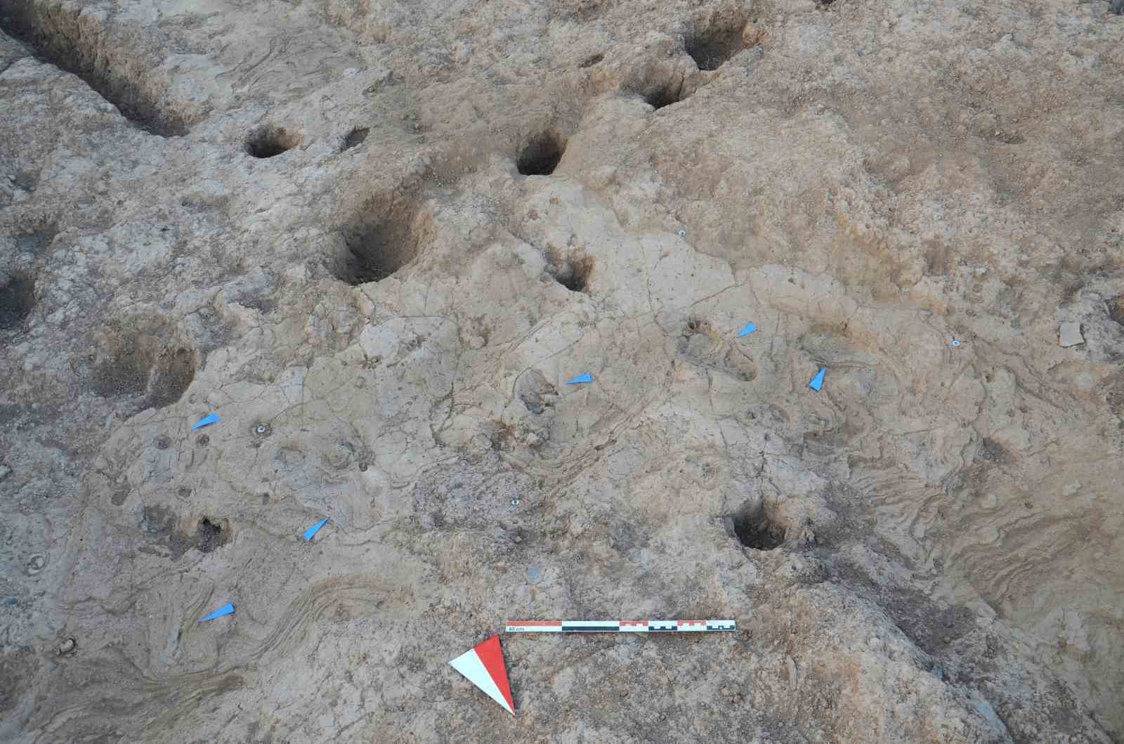 Hatay&rsquo;da 7 bin 200 yıl &ouml;ncesine ait 5 insan ayak izi keşfedildi
