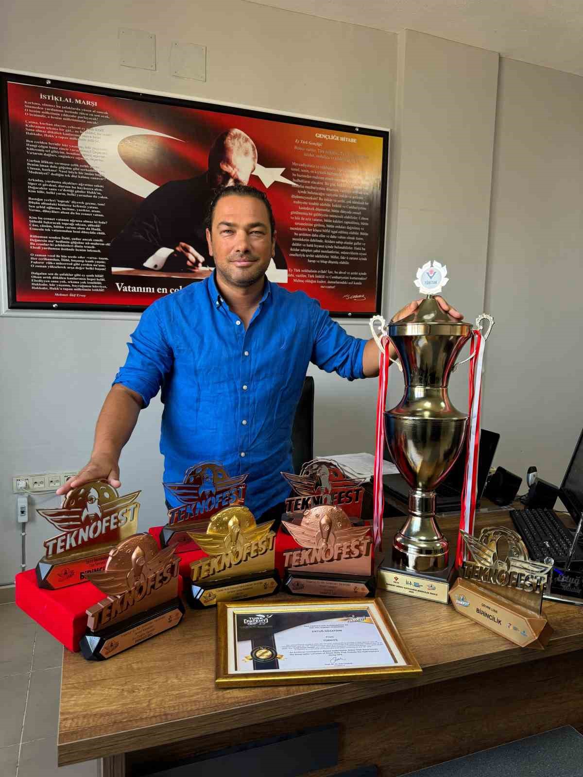 Yılın &ouml;ğretmeni ve ekibi 2025 TEKNOFEST&rsquo;in g&ouml;zdesi oldu
