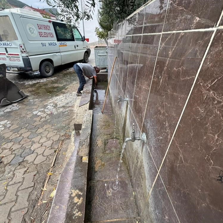 Bayırk&ouml;y&rsquo;de &ccedil;eşme ve &ccedil;evresi temizlendi
