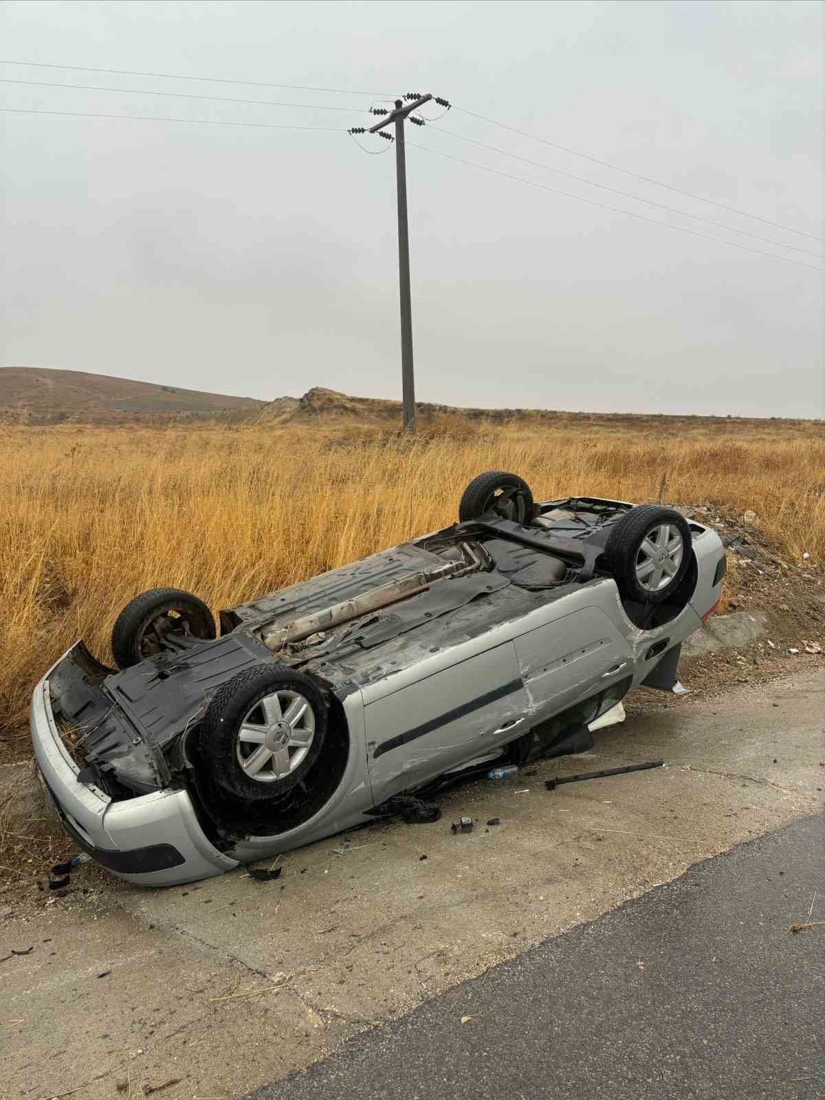 Seyir halinde kontrolden &ccedil;ıkan otomobil takla attı
