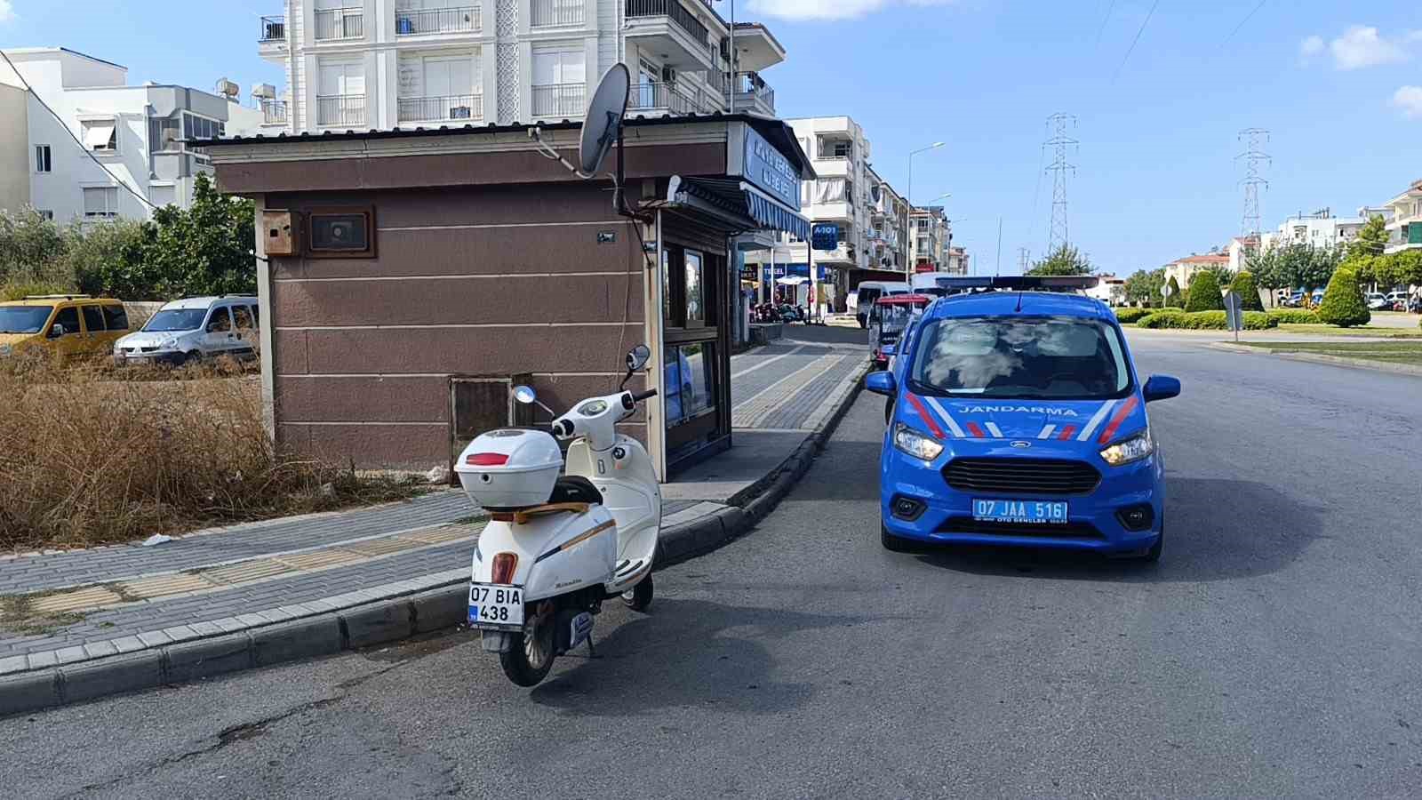 Antalya&rsquo;da motosiklet devrildi: 2 Hollandalı turist yaralandı
