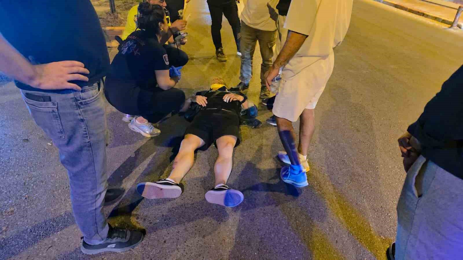 Şerit değiştiren otomobil motosiklete çarptı