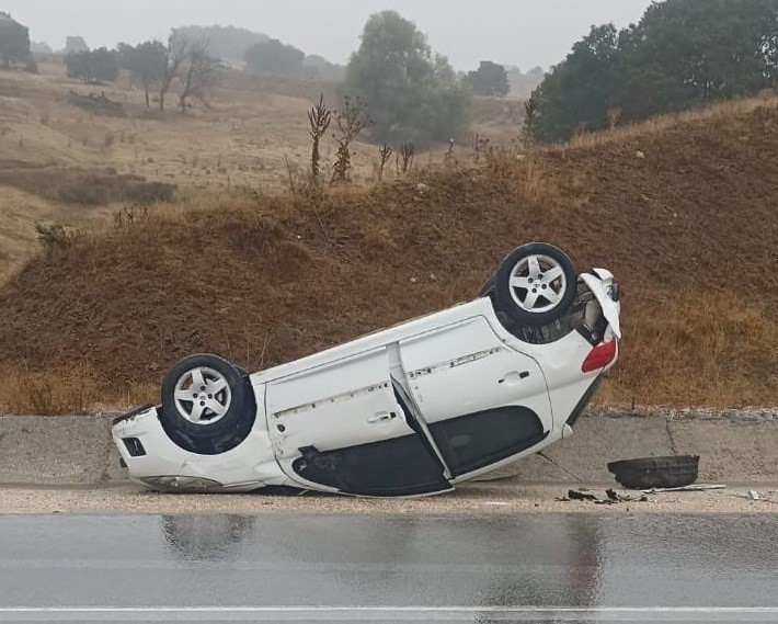 Yağış beraberinde kazayı getirdi; 2 kişi yaralandı
