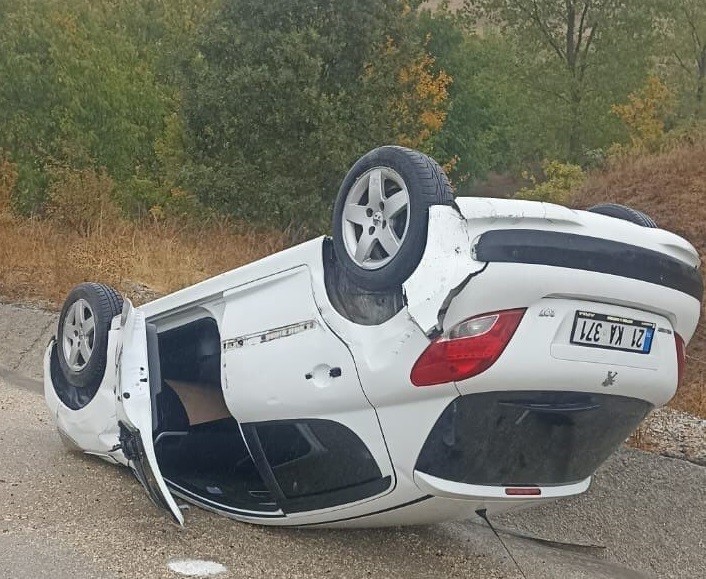 Yağış beraberinde kazayı getirdi; 2 kişi yaralandı
