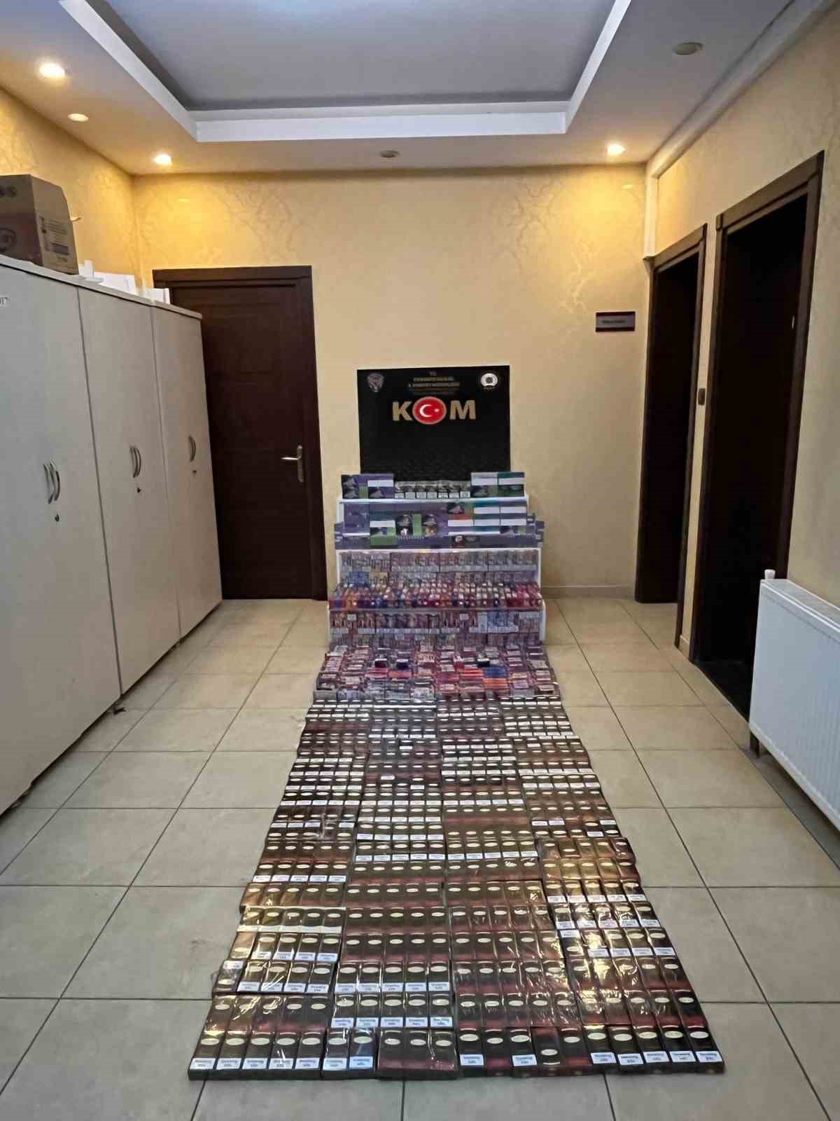 Otob&uuml;s &ccedil;amurluğundaki gizli b&ouml;lmeden ka&ccedil;ak elektronik sigara ve sigara ele ge&ccedil;irildi
