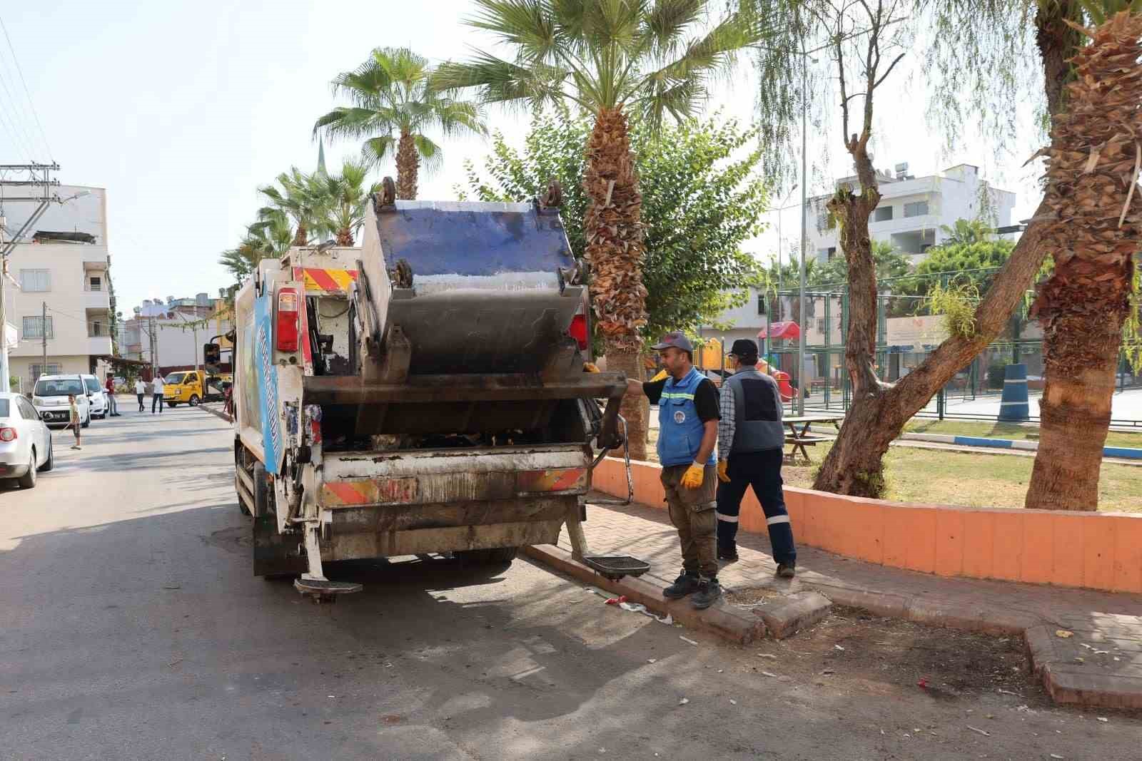 Akdeniz’de çöp konteynerleri dezenfekte ediliyor