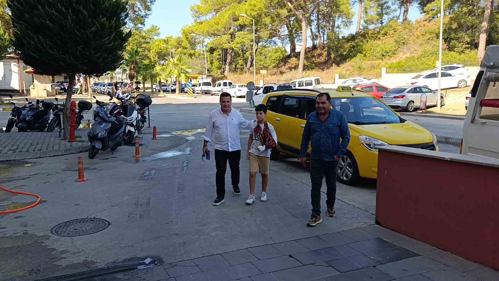 D&uuml;ş&uuml;p kolunu kıran &ccedil;ocuğu aracına alıp hastaneye yetiştirdi
