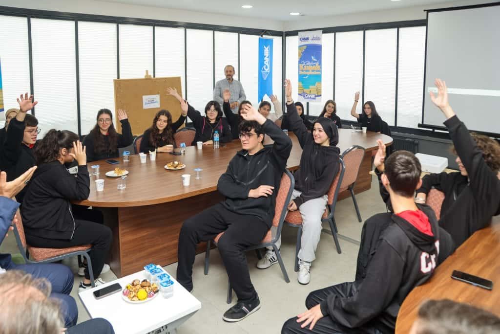 Başkan Sandık&ccedil;ı: "Eğitim yolculuğunda gen&ccedil;lerimizin yanındayız"
