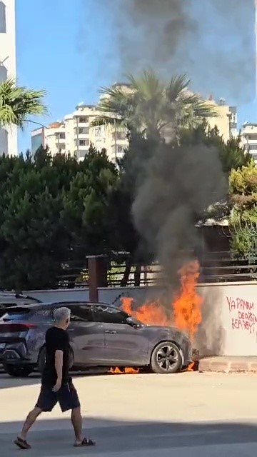 Adana’da park halindeki araç alev alev yandı