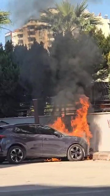 Adana&rsquo;da park halindeki ara&ccedil; alev alev yandı
