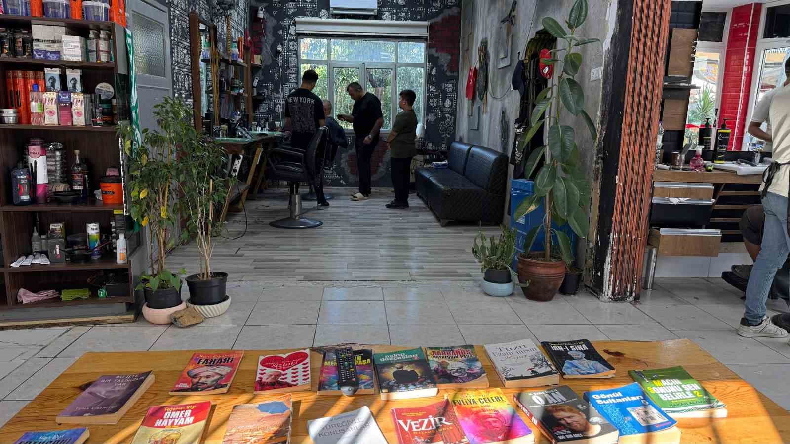 Berber d&uuml;kkanını k&uuml;t&uuml;phaneye &ccedil;evirdi: M&uuml;şteriler sıra beklerken kitap okuyor
