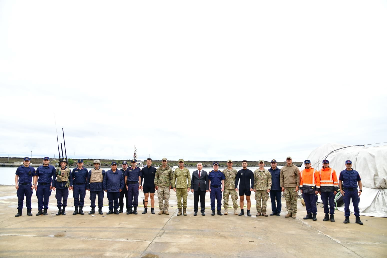 Vali Aziz Yıldırım: "Denizde ş&uuml;pheli ya da tanımlayamadığınız herhangi bir cisim g&ouml;rd&uuml;ğ&uuml;n&uuml;zde l&uuml;tfen m&uuml;dahale etmeyin"
