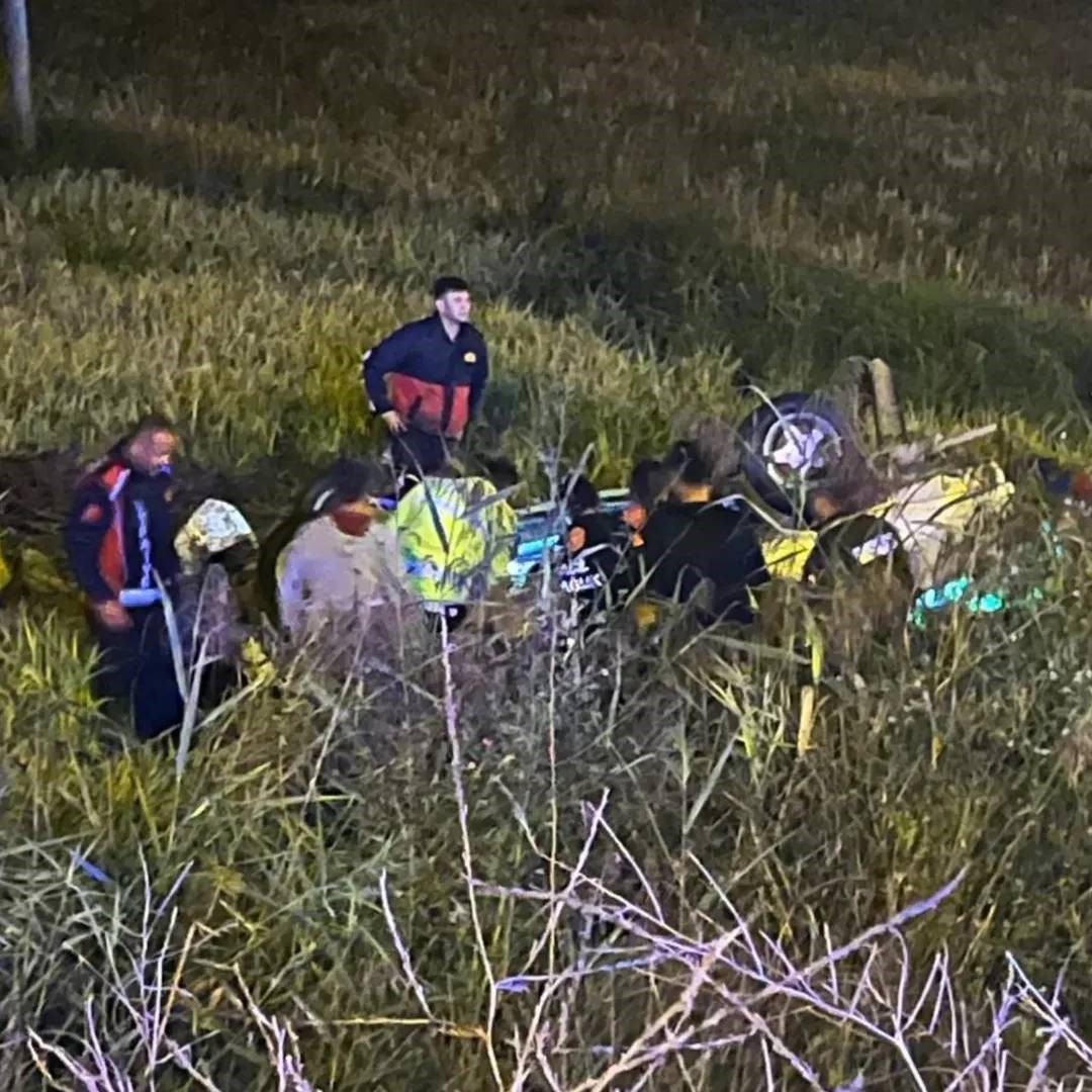 Kontrolden çıkan otomobil tarlaya uçtu: 1 ölü, 1 yaralı