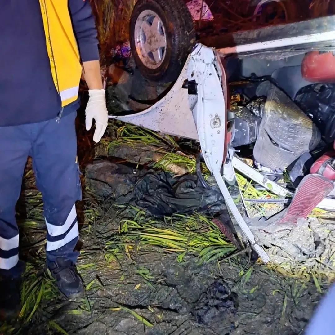 Kontrolden çıkan otomobil tarlaya uçtu: 1 ölü, 1 yaralı