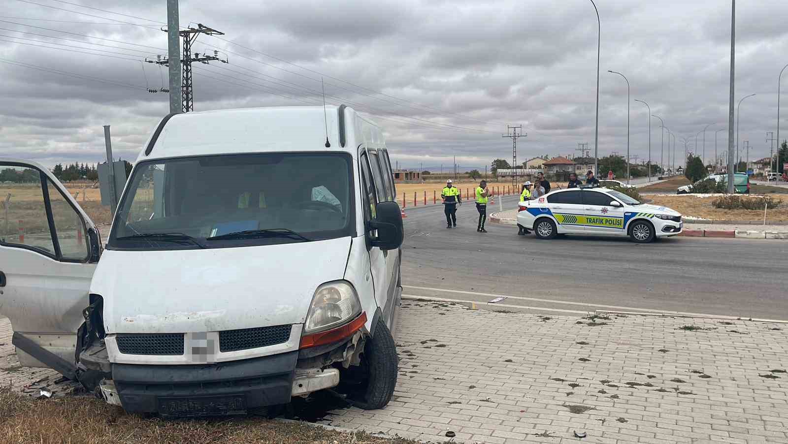 Karaman&rsquo;da minib&uuml;s ile kamyonetin &ccedil;arpıştığı kaza kamerada: 1 yaralı
