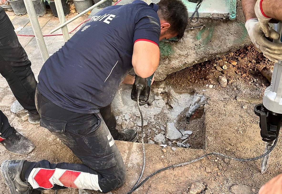 Merdiven boşluğuna sıkışan yavru kediyi itfaiye ekipleri kurtardı