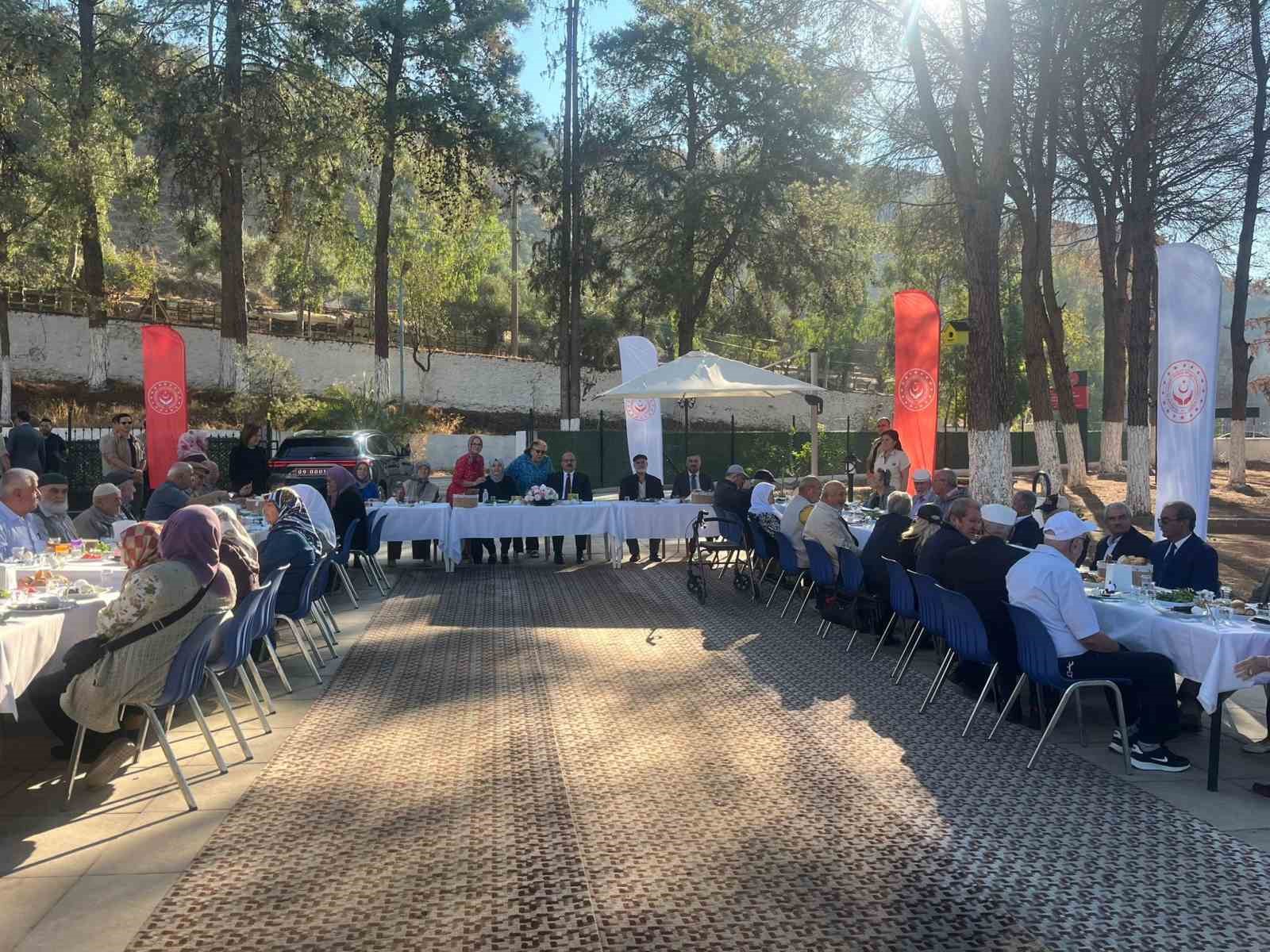 Vali Canbolat, yaşlı çınarlarla kahvaltıda buluştu