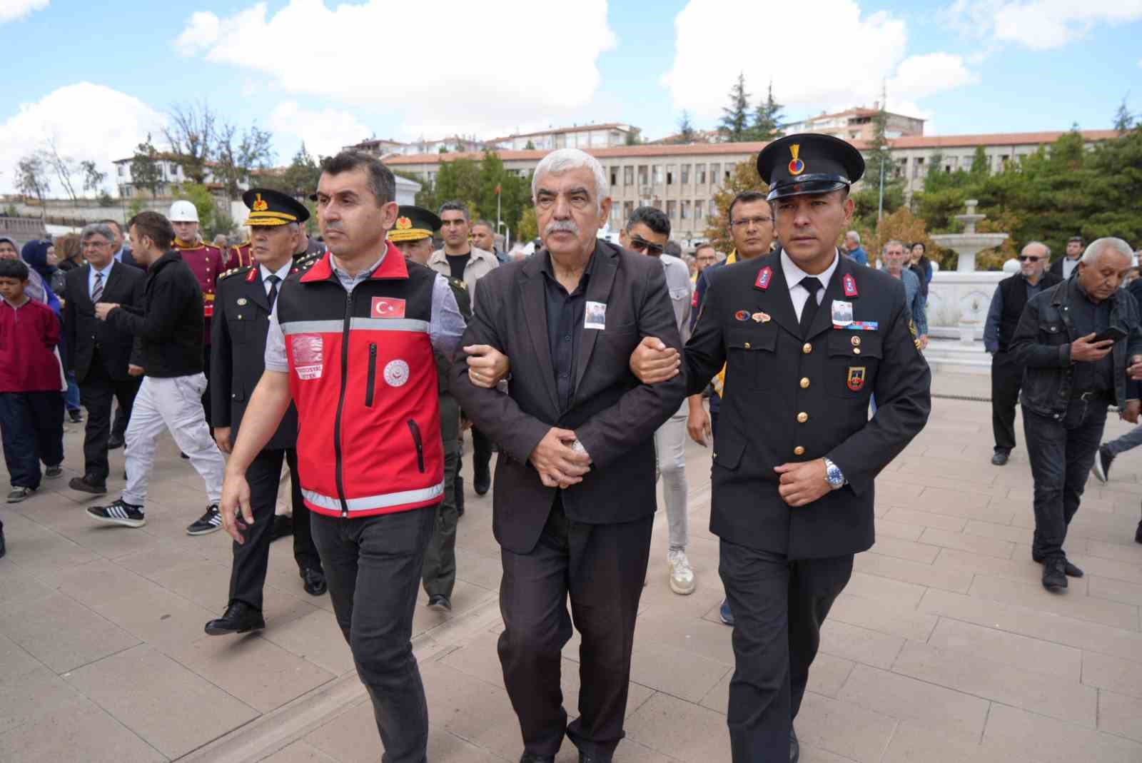 Şehit Uzm. Jandarma &Ccedil;avuş Arif &Ouml;zdemir son yolculuğuna uğurlanıyor
