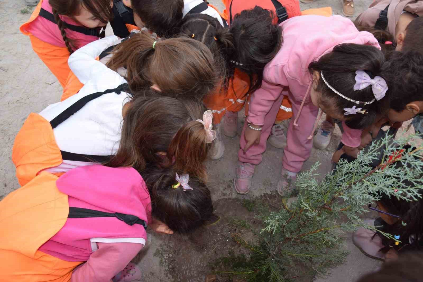 Karapınar’da minikler yeşil çevre için fidan dikti