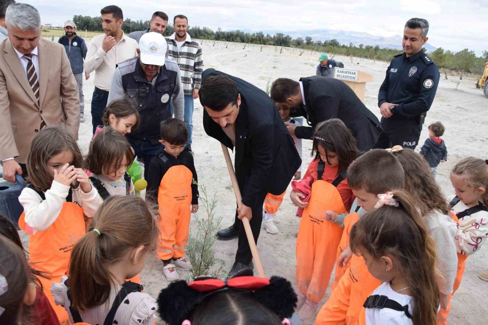 Karapınar&rsquo;da minikler yeşil &ccedil;evre i&ccedil;in fidan dikti
