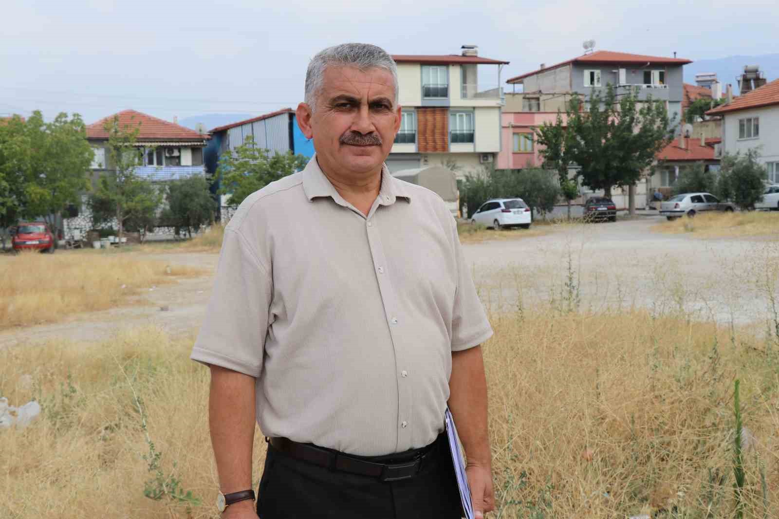 Atıl arsaya okul yaptırmak isteyen muhtar 618 hissedarın peşine düştü
