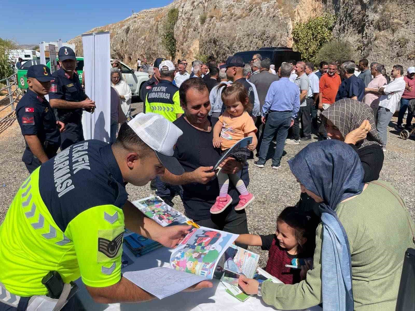 Jandarma ekipleri, trafik bilgilendirme standı açtı