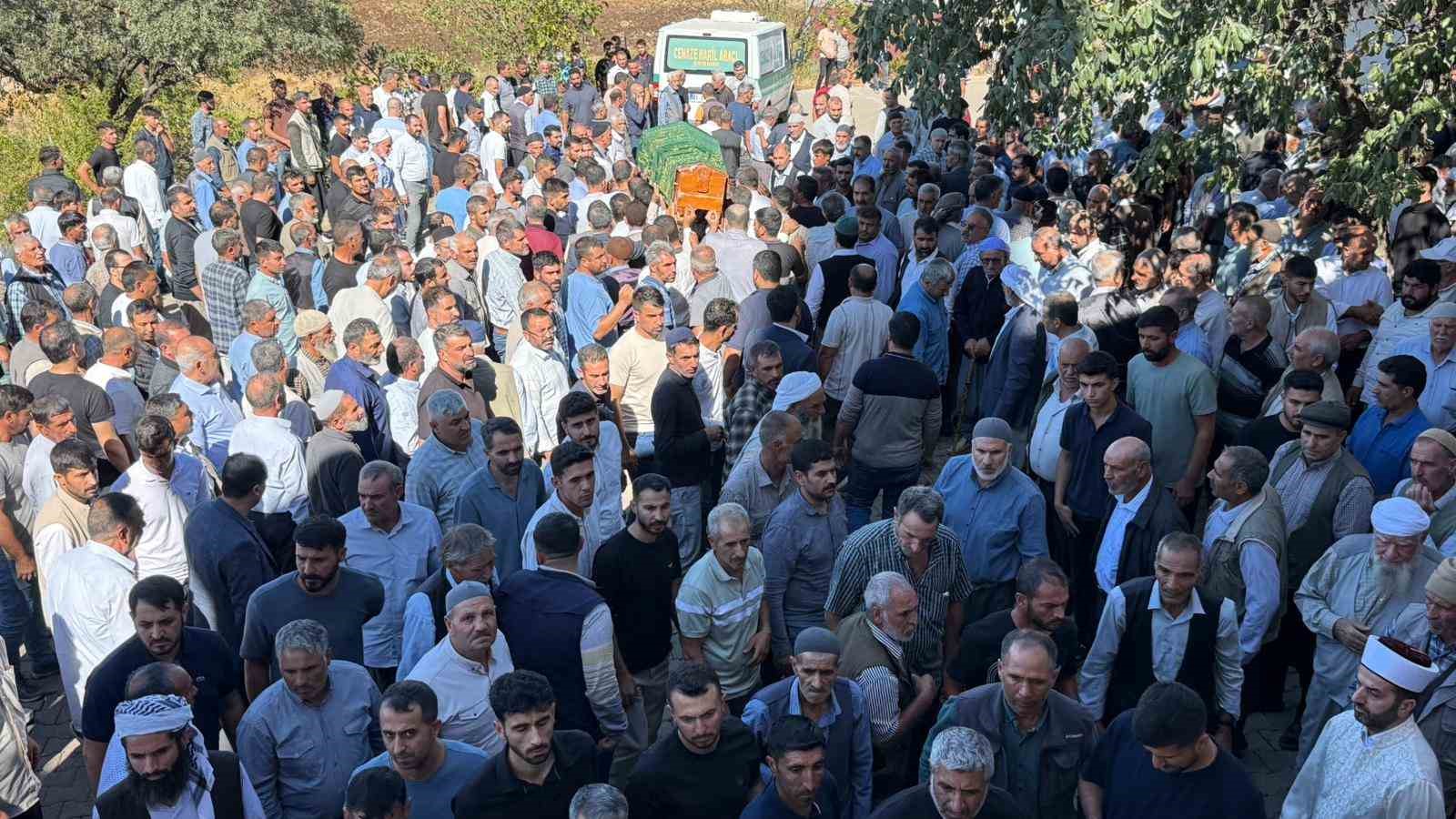 Diyarbakır&rsquo;daki kuyu faciasında hayatını kaybeden 4 kişi defnedildi
