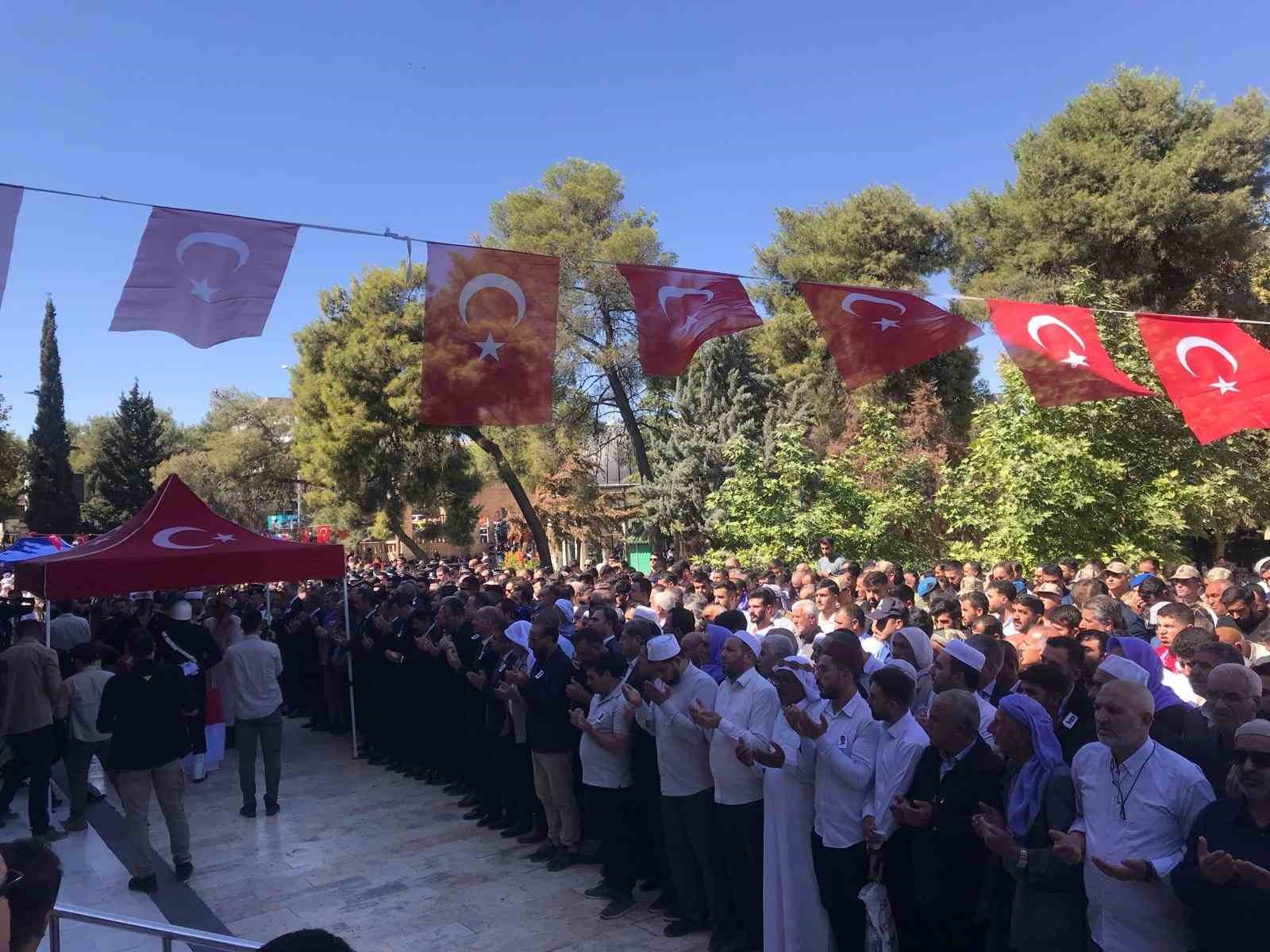Şehit polis memleketi Şanlıurfa’da gözyaşları arasında defnedildi
