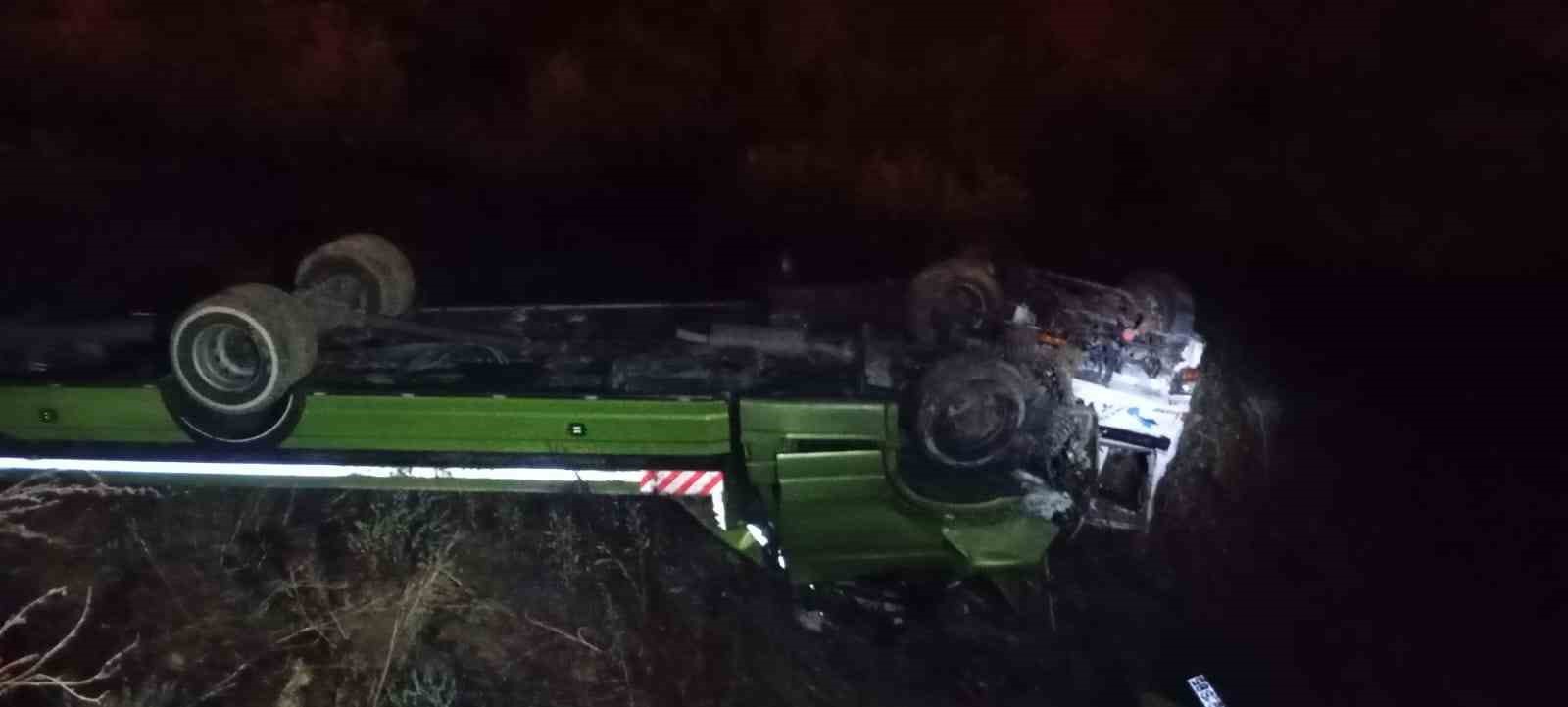 Kontrolden çıkan oto kurtarıcı tarlaya uçtu: 2 yaralı
