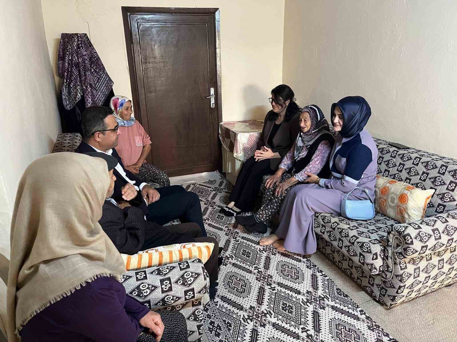 Sarıgöl Kaymakamı Dalak&rsquo;dan Yaşlılar Günü sürprizi