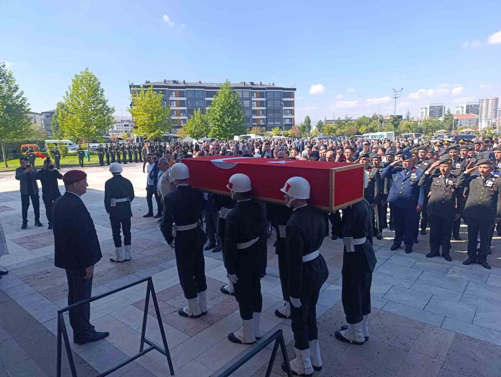 Kıbrıs’ta kazada vefat eden teğmen memleketi Afyonkarahisar’da son yolculuğuna uğurlandı