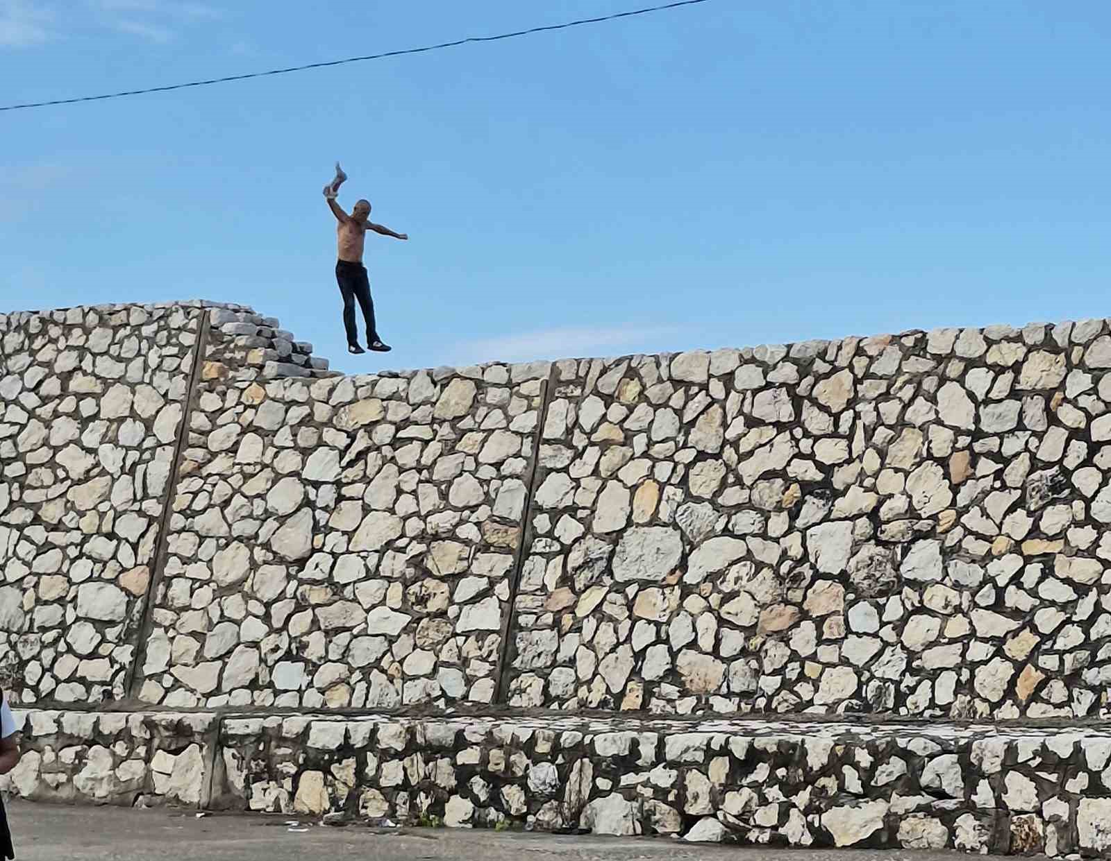 Mendirekte delice koşan adam dikkat çekti