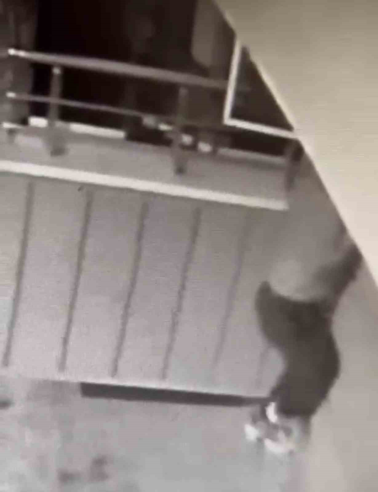 Seri hırsız keşif yaparken ve eve tırmanırken kameraya yakalandı: 70 bin liralık eşya ele ge&ccedil;irildi
