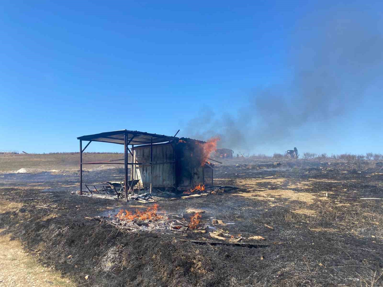 Kul&uuml;bede &ccedil;ıkan yangında 25 g&uuml;vercin yanarak telef oldu
