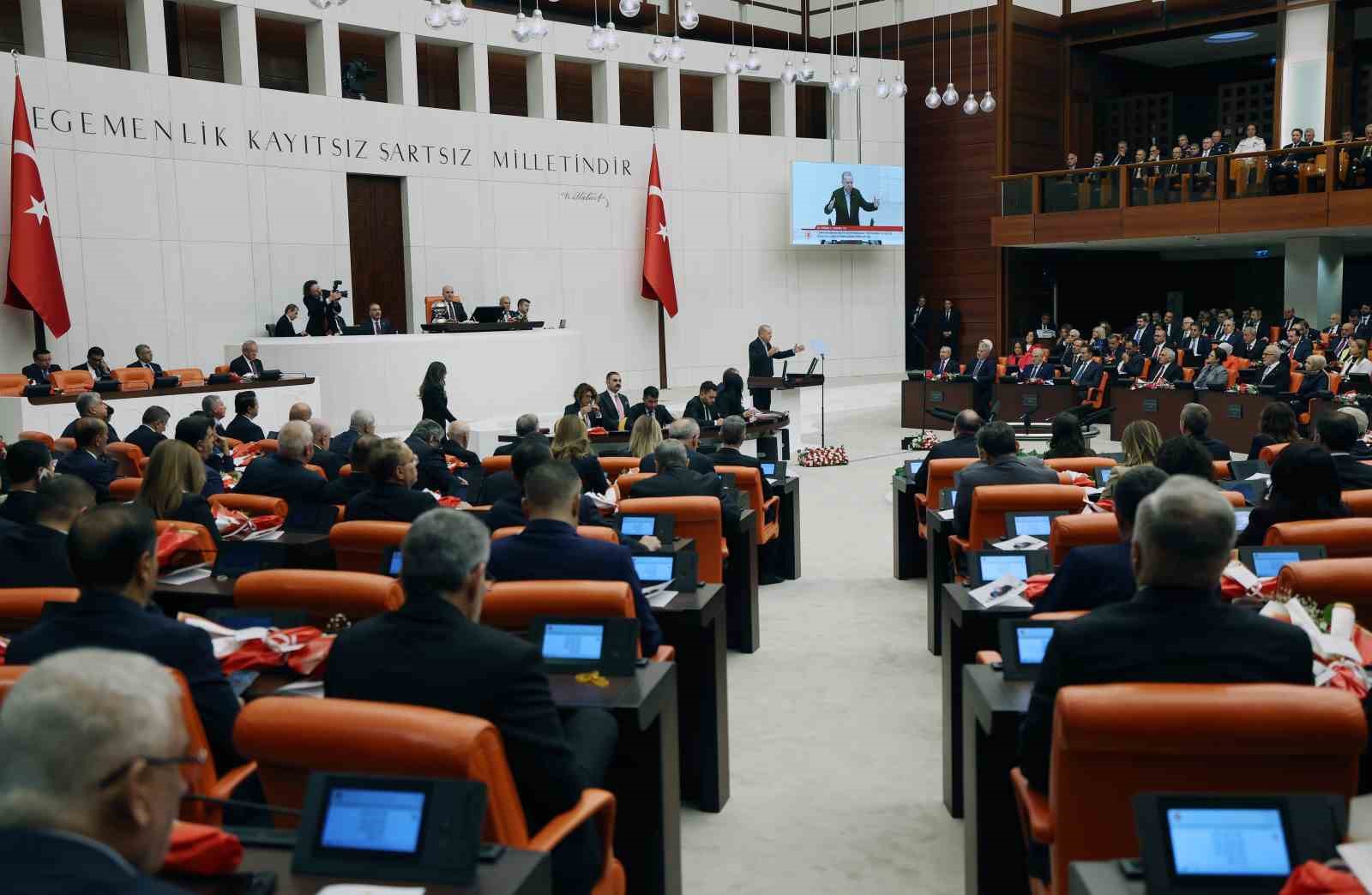 Cumhurbaşkanı Erdoğan: "Türkiye Cumhuriyeti Devleti, hiçbir dünyevi güç karşısında diz çökmez, boyun eğmez, taviz vermez ve egemenliğini asla pazarlık konusu yapmaz. Bu meyanda bazı muhalefet partilerinin tahrikleriyle zihinlerinde soru işareti oluşan vat