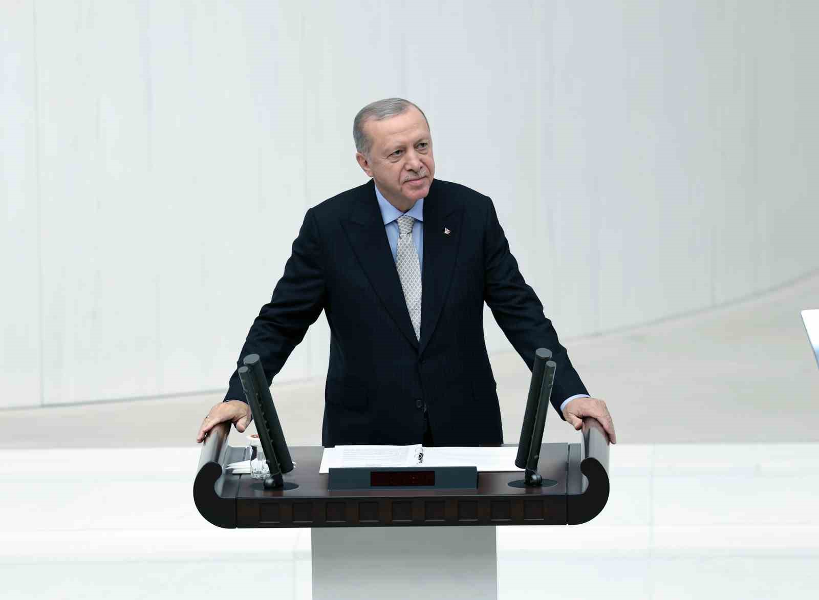 Cumhurbaşkanı Erdoğan: "Türkiye’nin güvenliği ile yakından alakalı meselelerde atacağımız adımlar, oluşan huzur ve kardeşlik ikliminden tamamen ayrı tutulmalıdır. Türkiye, Türkiye içindeki Kürtlerin anavatanı olduğu kadar Türkiye sınırları dışındaki Kürtl