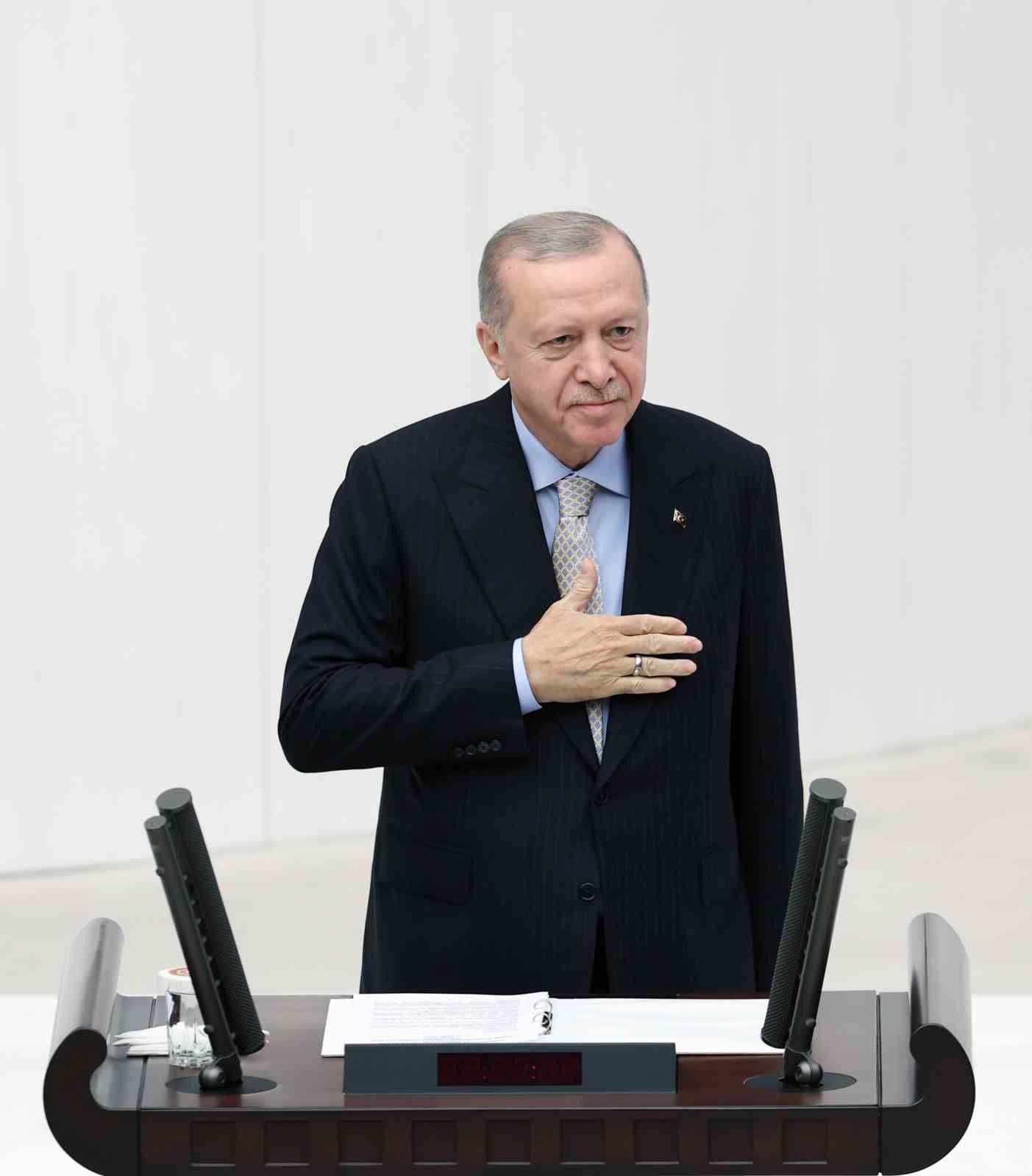 Cumhurbaşkanı Erdoğan: "T&uuml;rkiye&rsquo;nin g&uuml;venliği ile yakından alakalı meselelerde atacağımız adımlar, oluşan huzur ve kardeşlik ikliminden tamamen ayrı tutulmalıdır. T&uuml;rkiye, T&uuml;rkiye i&ccedil;indeki K&uuml;rtlerin anavatanı olduğu kadar T&uuml;rkiye sınırları dışındaki K&uuml;rtlerin de en b&uuml;y&uuml;k, en samimi, en g&uuml;venilir hamisidir, kardeşidir; zor g&uuml;nlerde kapısı &ccedil;alınan ilk sığınağıdır."
