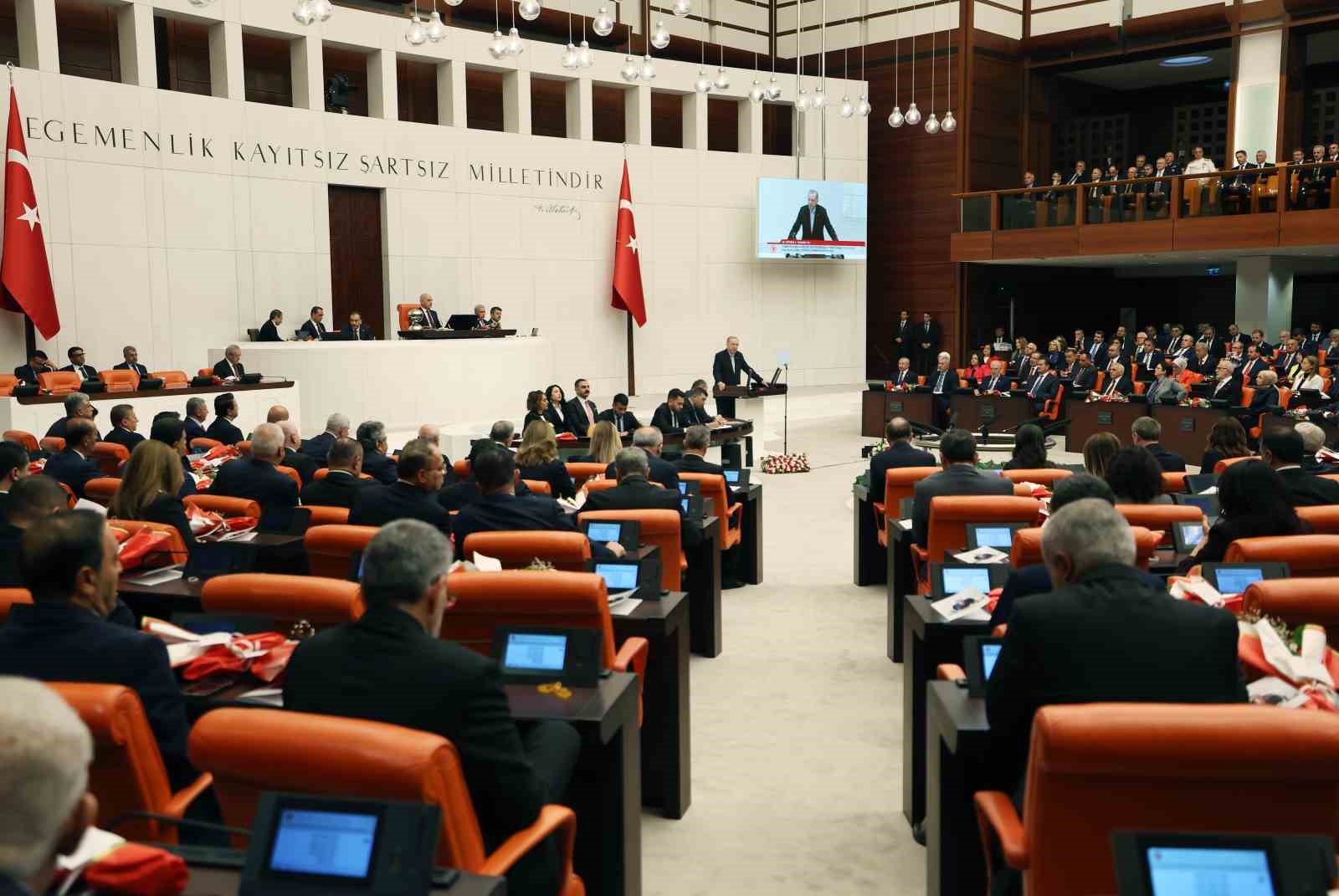 Cumhurbaşkanı Erdoğan: "Diplomatik girişimler cevapsız kalırsa T&uuml;rkiye&rsquo;nin pozisyonu da, politikası da bellidir. T&uuml;rkiye, Suriye&rsquo;de bir &rsquo;dejavu&rsquo; yaşanmasına izin vermeyecektir."
