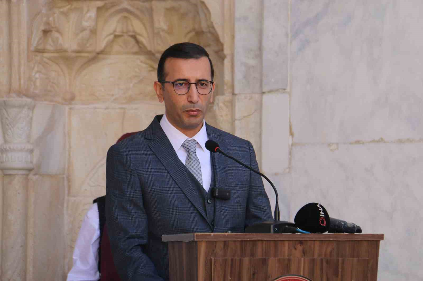 Hukuk Fak&uuml;ltesi &ouml;ğrencileri d&ouml;nemin ilk dersini 8 asırlık medresede işledi
