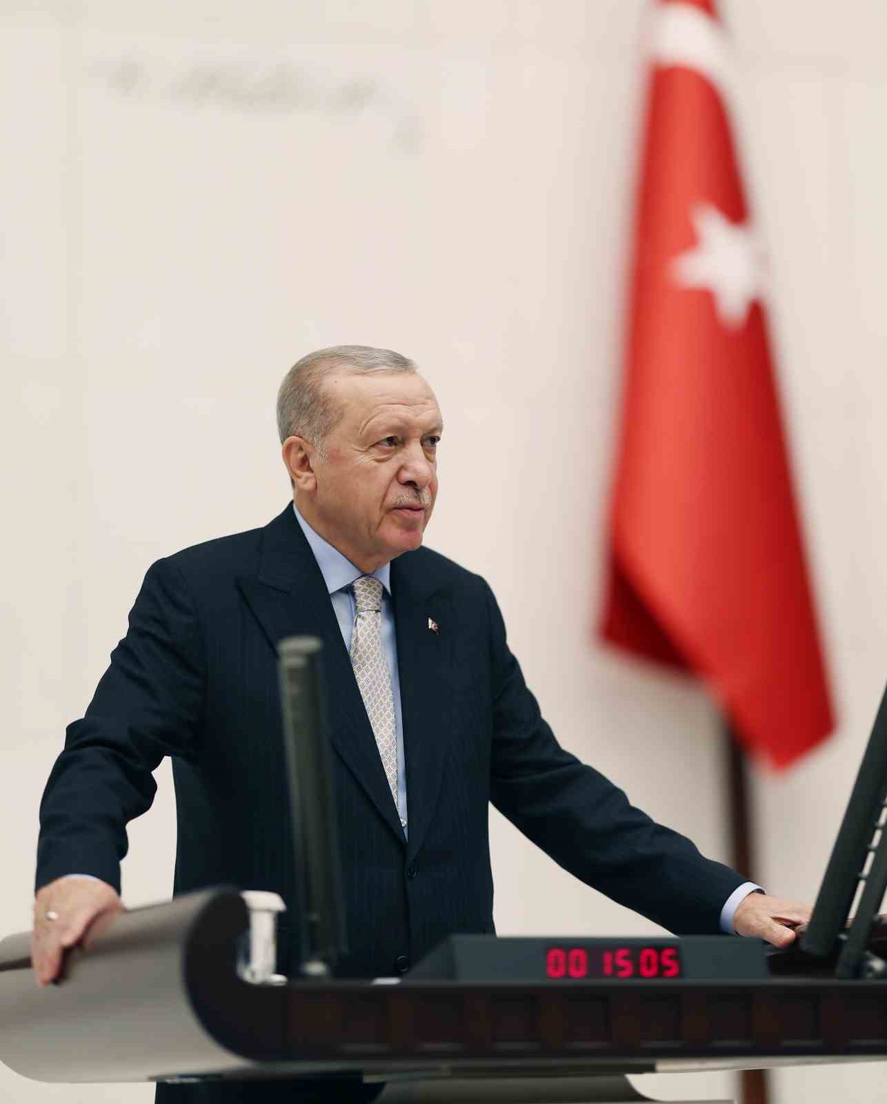 Cumhurbaşkanı Erdoğan: "&Ouml;nceliğimiz, halkımızın hayat pahalılığı sorununu kalıcı olarak &ccedil;&ouml;zmektir. 2026 senesi T&uuml;rkiye ekonomisinde adeta bir reform yılı olacak. Sanayiden teknolojiye, tarımdan enerjiye, ekonomimizin t&uuml;m alanlarında b&uuml;y&uuml;k bir d&ouml;n&uuml;ş&uuml;m başlatıyoruz."
