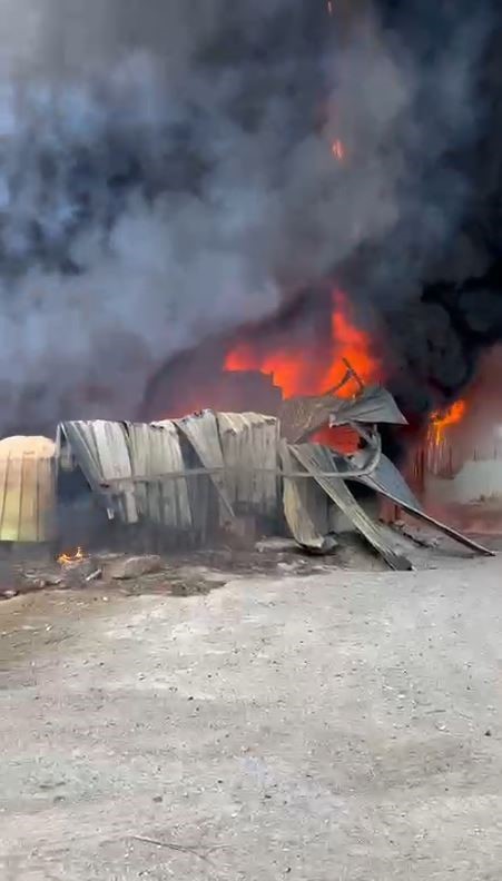 Arnavutk&ouml;y&rsquo;de BEDAŞ&rsquo;a ait trafodan &ccedil;ıkan kıvılcımlar ayakkabı deposunu k&uuml;le &ccedil;evirdi
