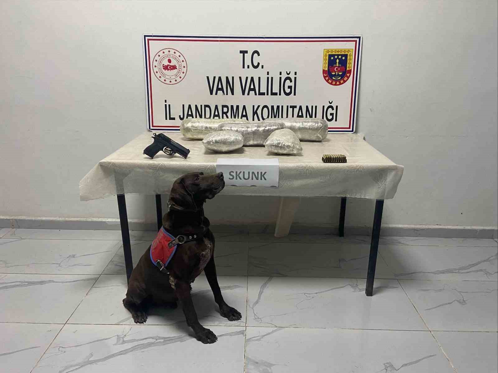 Van’da 4 kilo 311 gram skunk ve gümrük kaçağı malzeme ele geçirildi