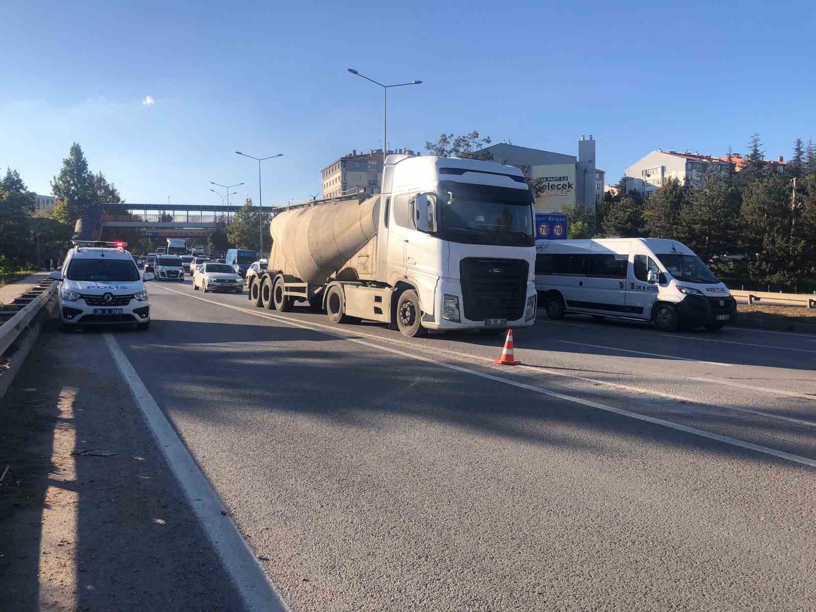 Hafif ticari araca çarpan motosikletin sürücüsü yaralandı