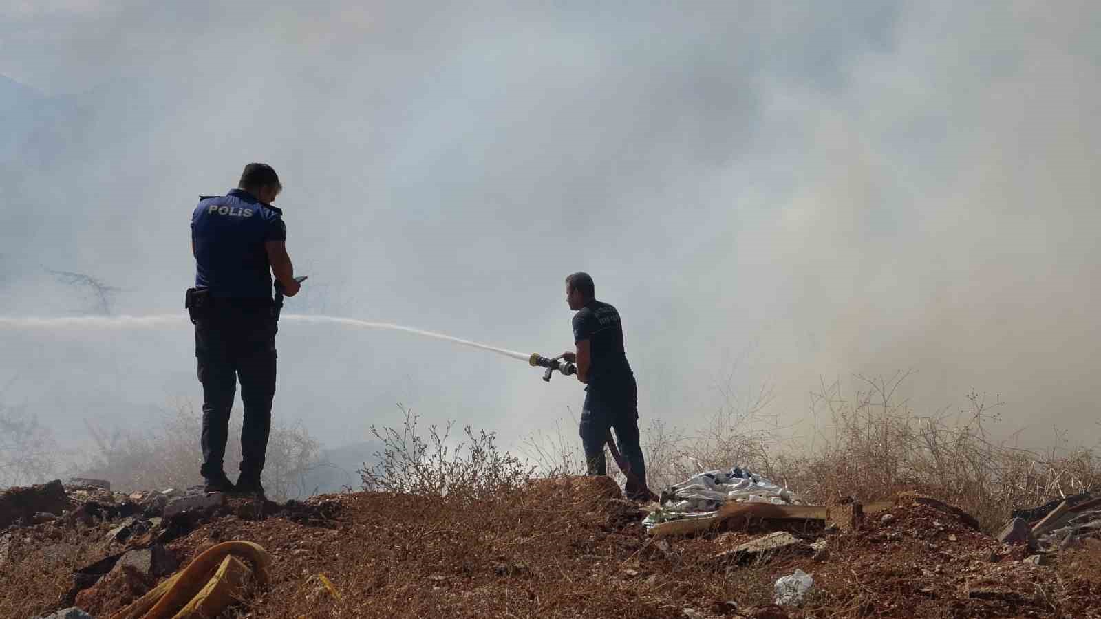 Otluk alanda çıkan yangın büyümeden söndürüldü
